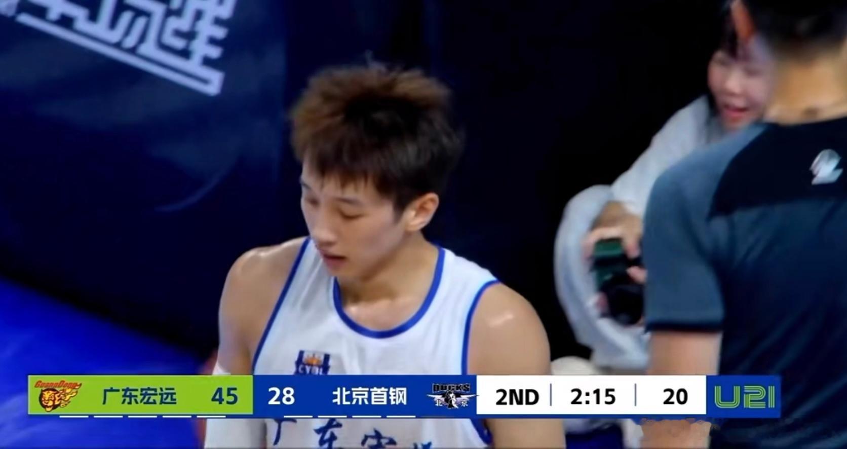 U21八强对决半场结束，广东宏远53‑32领先北京首钢，分差已经来到21分。核心
