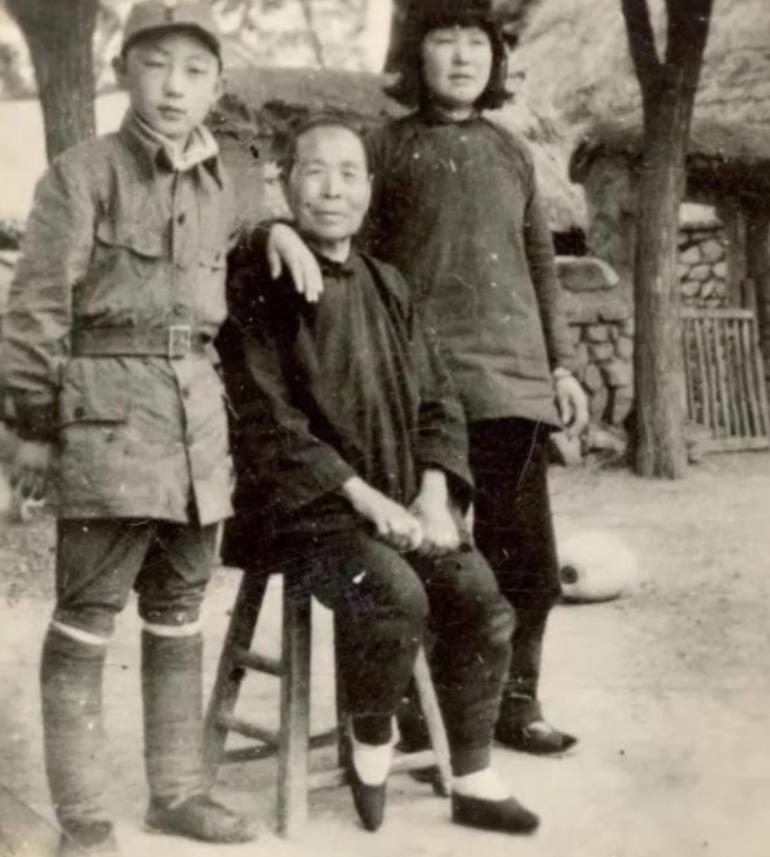 1944年，女侦察员刘杰英被日军活埋，在敌人走后，村民们都围了上来，却有人发现泥