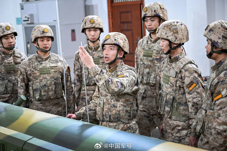 【春日练兵主打一干劲满满】近日，全军各单位扎根战训一线，火力全开练精兵。从雪域高