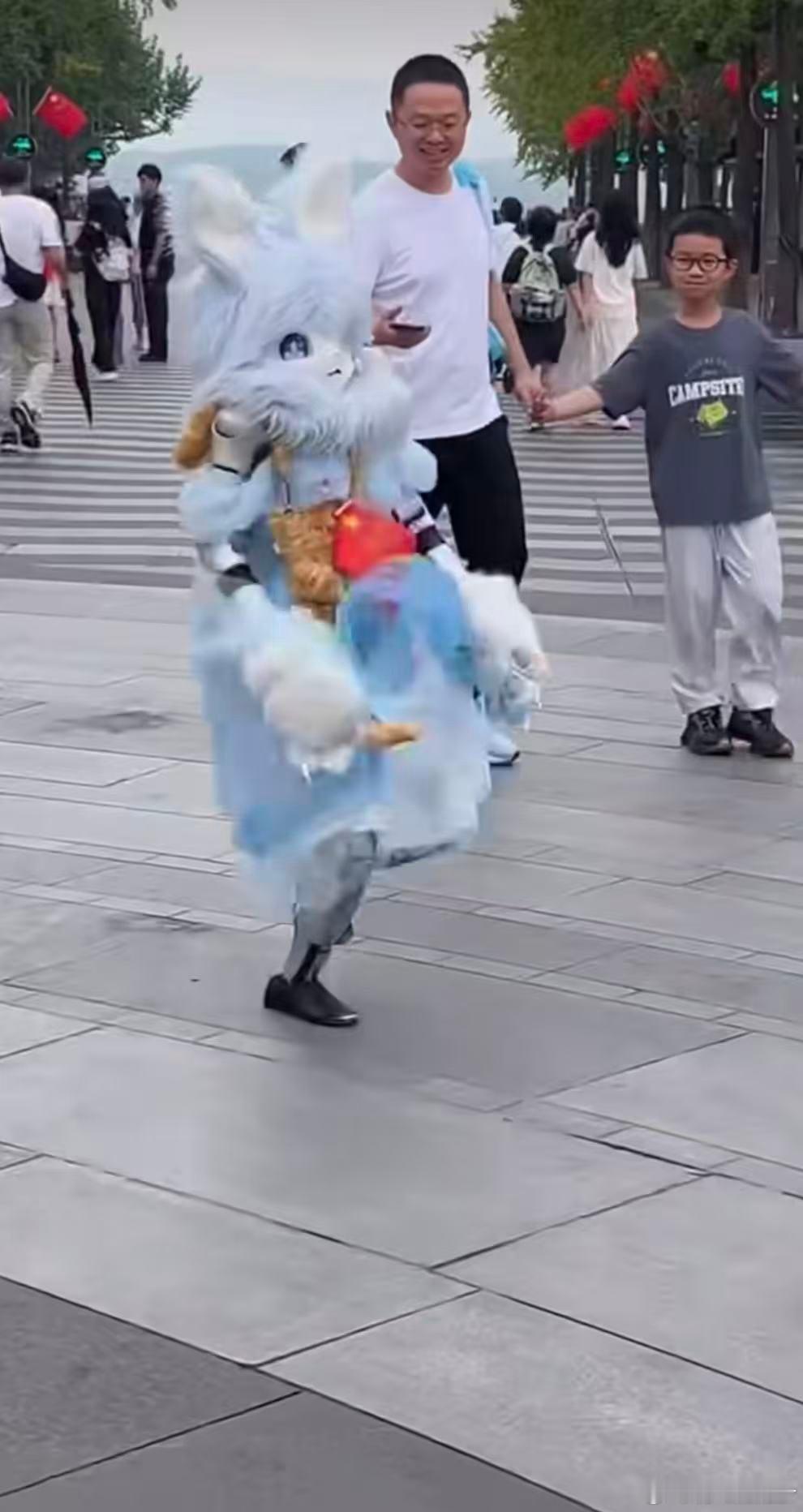 机器人助阵杭州告白活力加满谁说科技就得冷冰冰，这台机器人笨笨的，乌龙小状况不断，