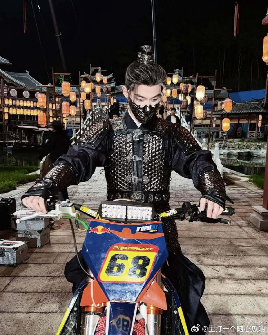 何与ins更新，穿着盔甲骑机车，这是要上天啊哈哈哈，过足瘾了！ 