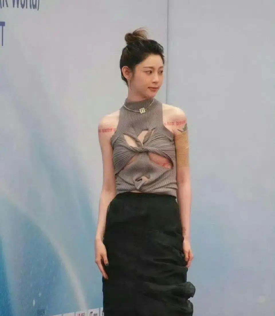 她卖的不是衣服，是年轻人廉价的叛逆幻觉。
痞幼刚把第37个纹身编成故事册，直播间