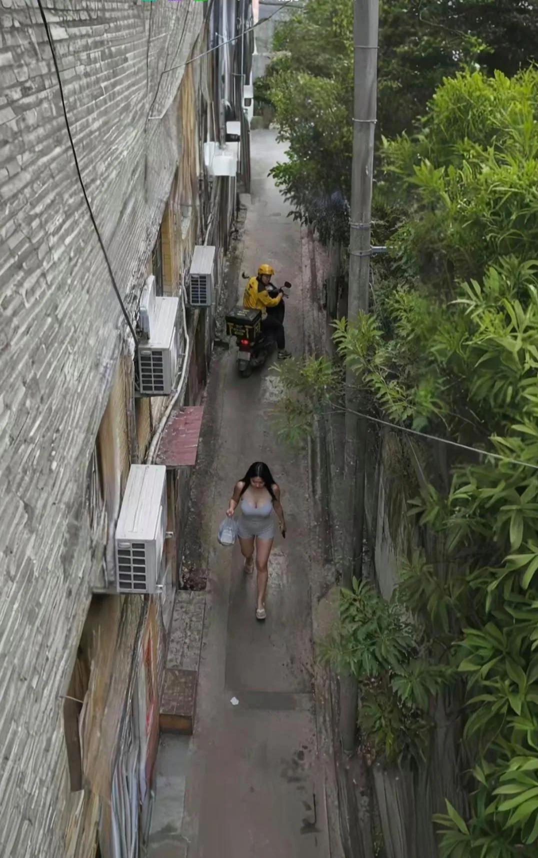 终是身上无分文，辜负小巷俏佳人！