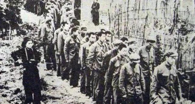 1979年战俘交换，二百余名战士归国。刚跨过边境，许世友下令：连长、指导员移交军