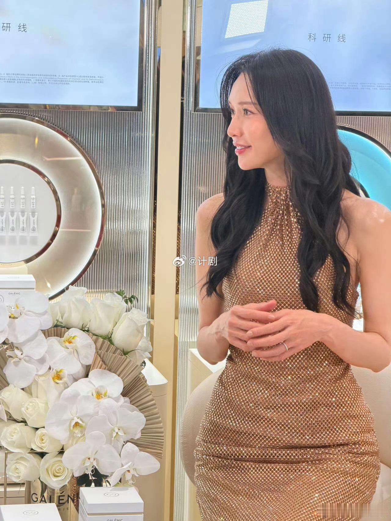 林志玲5G冲浪回应热搜 终于明白为什么她状态能一直这么好。不躲避年龄，也不焦虑未