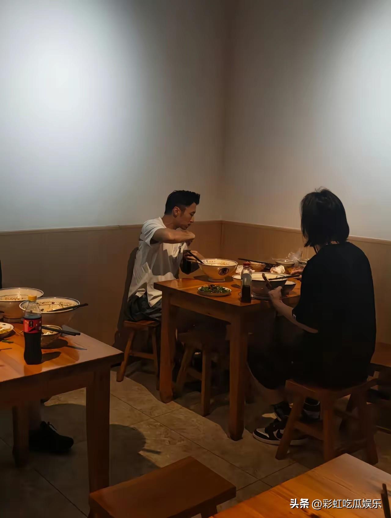 王菲谢霆锋去西安吃了油泼面肉夹馍了，王菲还去了广仁寺看了城墙，谢霆锋满面春风，可