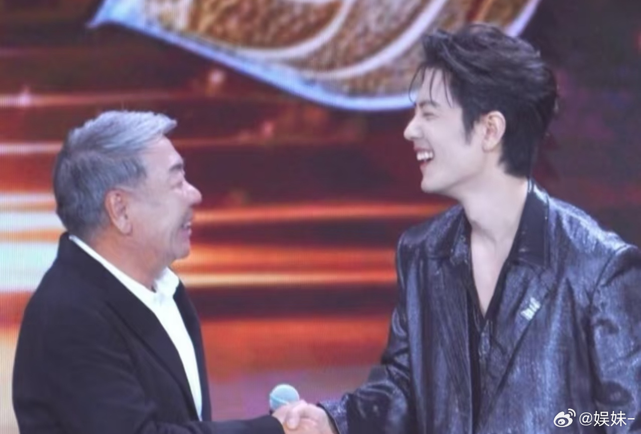 郑晓龙也涂粉底了，咋不给脖子上也涂点 