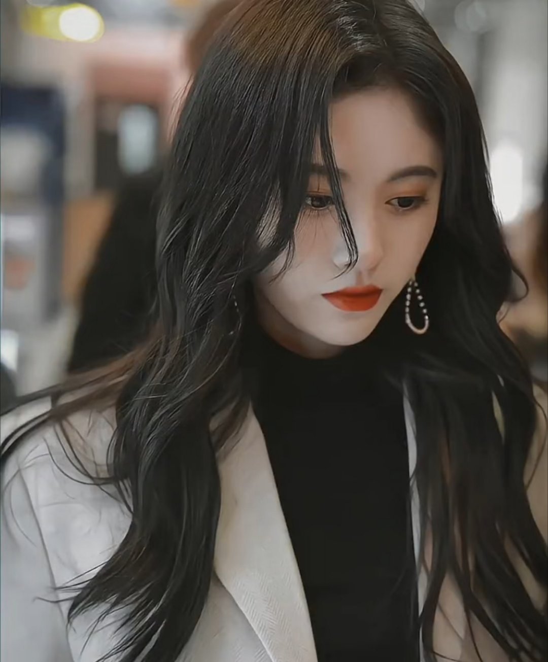 鞠婧祎与都市剧的适配度演现代都市题材很有优势，外形与都市场景适配度拉满，角色情绪