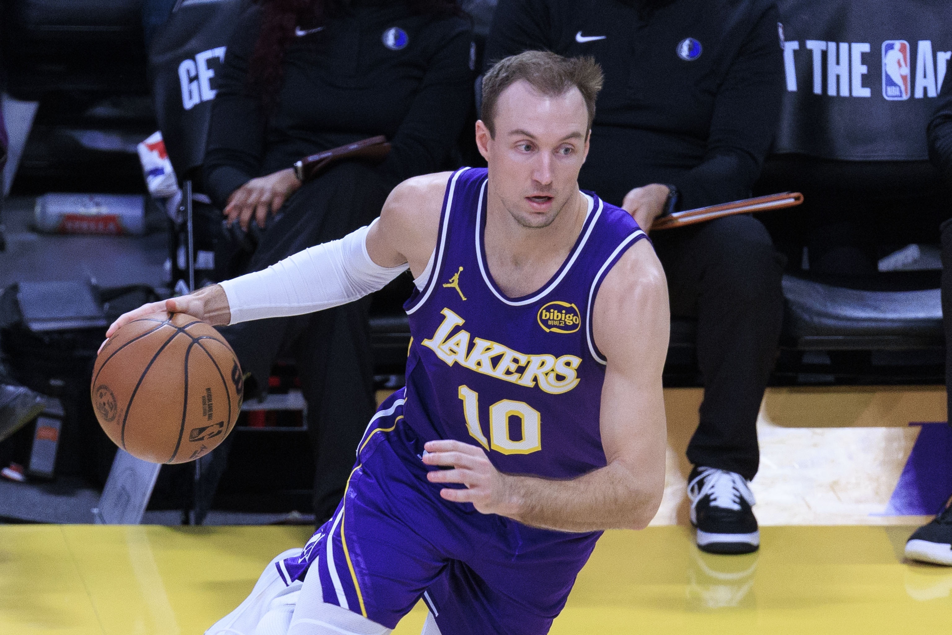 WITNESSKJ：肯纳德本赛季为湖人出战了14场一共得到146分， 文森特出战