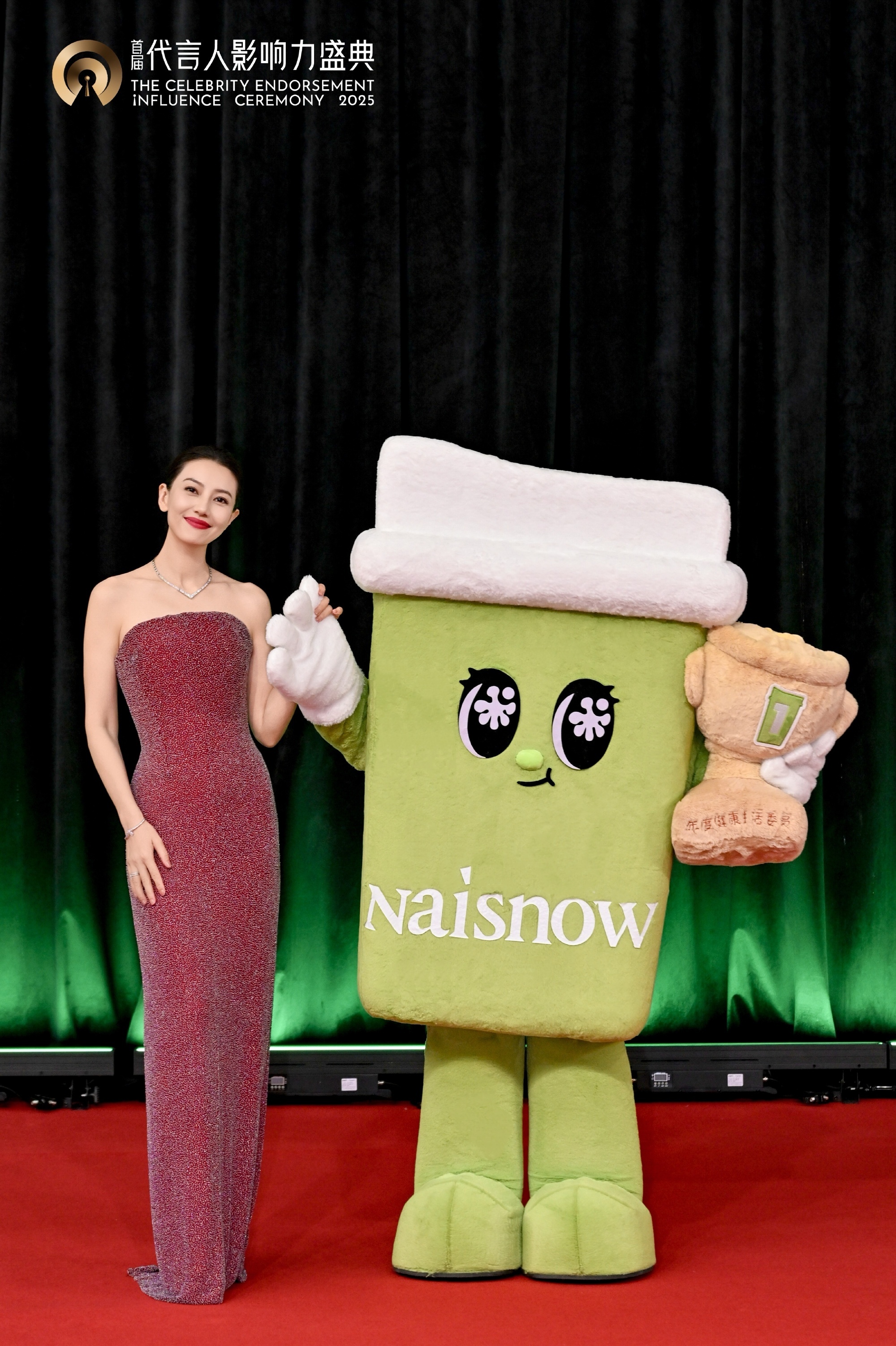 高圆圆见证粉丝出道首秀 笑不活了！奈雪 “粉丝” 出道排场太大，高圆圆全程微笑见