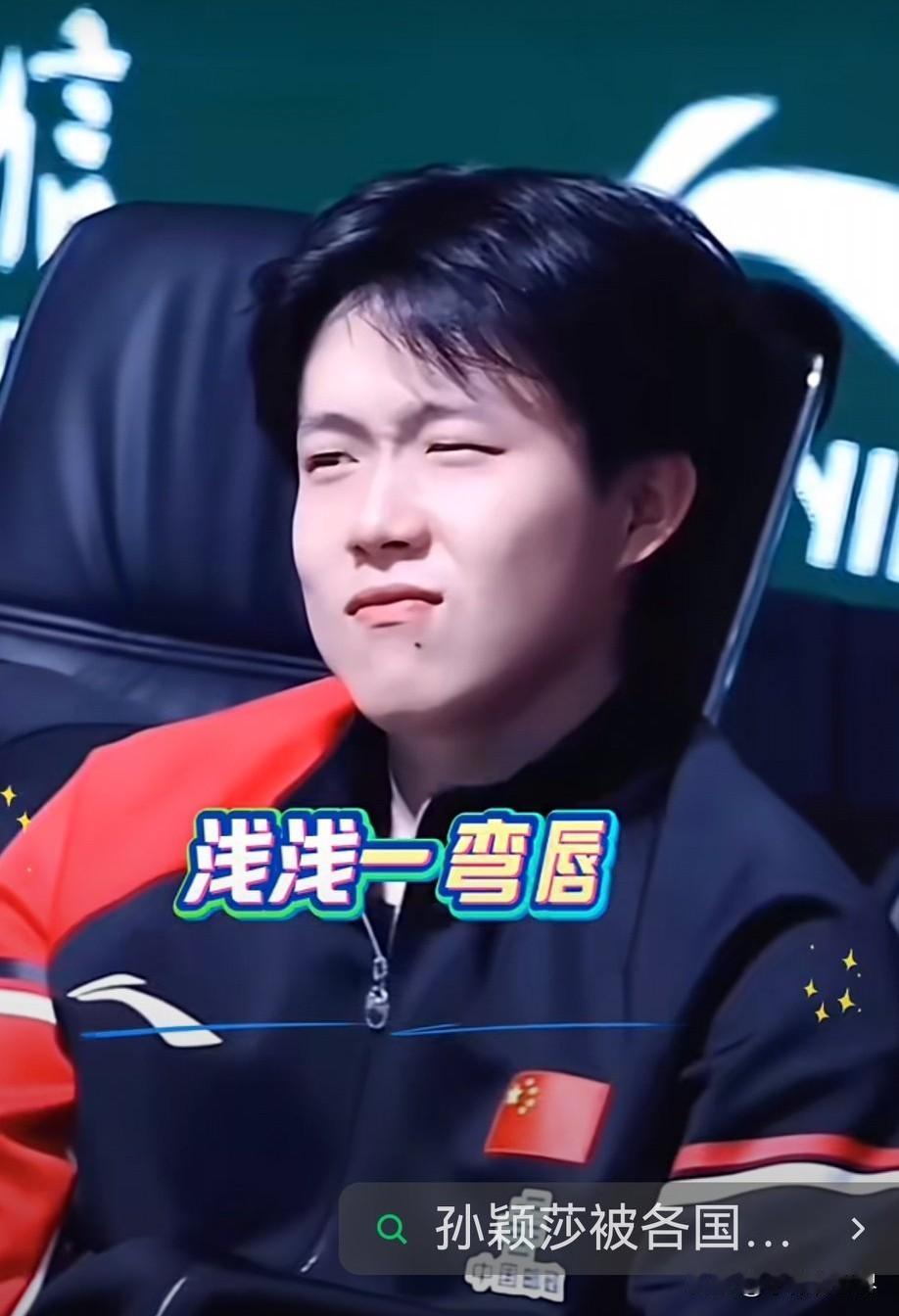 就问你们有没有被这样的头哥迷倒吧！他在看比赛，大家都在看他，所以这绝妙瞬间也被拍