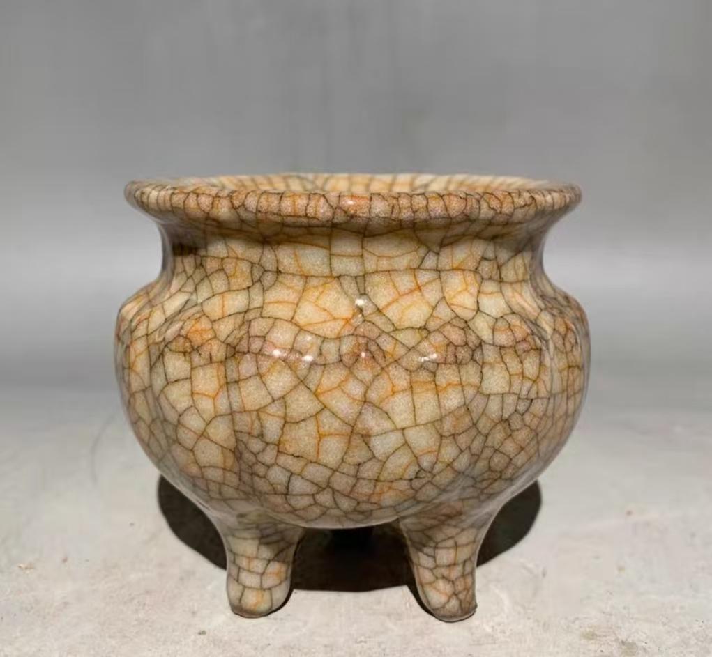 古朴雅致的宋代哥窑香炉，金丝铁线，酥油光，散发着历史的韵味。