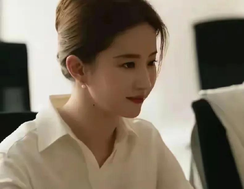 刘亦菲穿白衬衫真好看
在玫瑰的故事里，刘亦菲演的玫瑰
有一次去公司面试的时候
穿