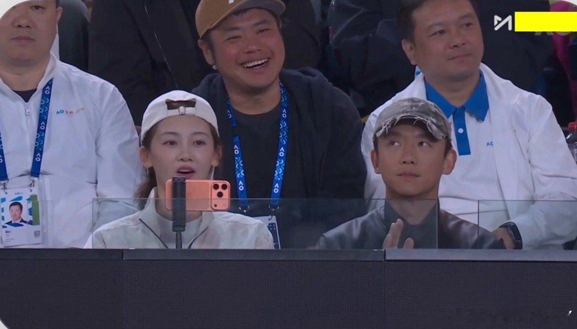 郑恺苗苗夫妇观赛 