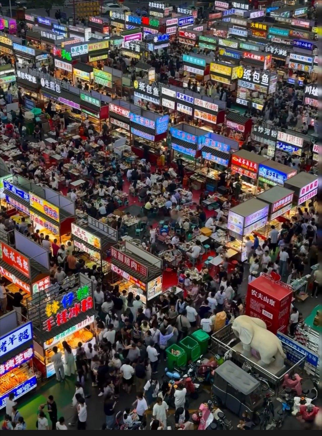 网上刷到的：石家庄正定火车站旁的正定夜市，自称是“中国北方最大的一个夜市”。 ​
