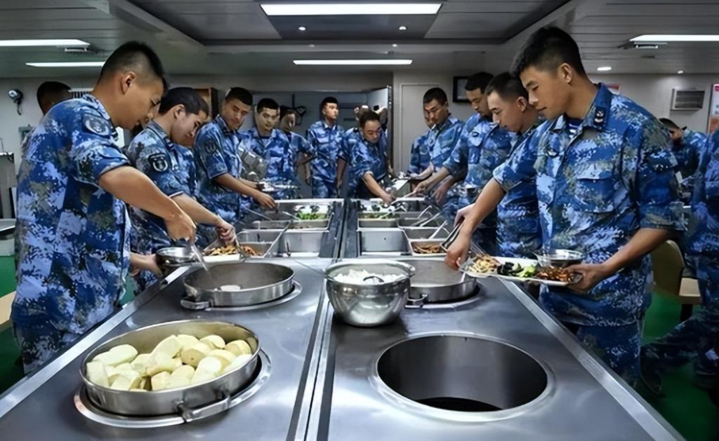 “养航母”到底有多费钱？这么说吧，山东舰常年驻守着3000多名官兵，为了保证舰上