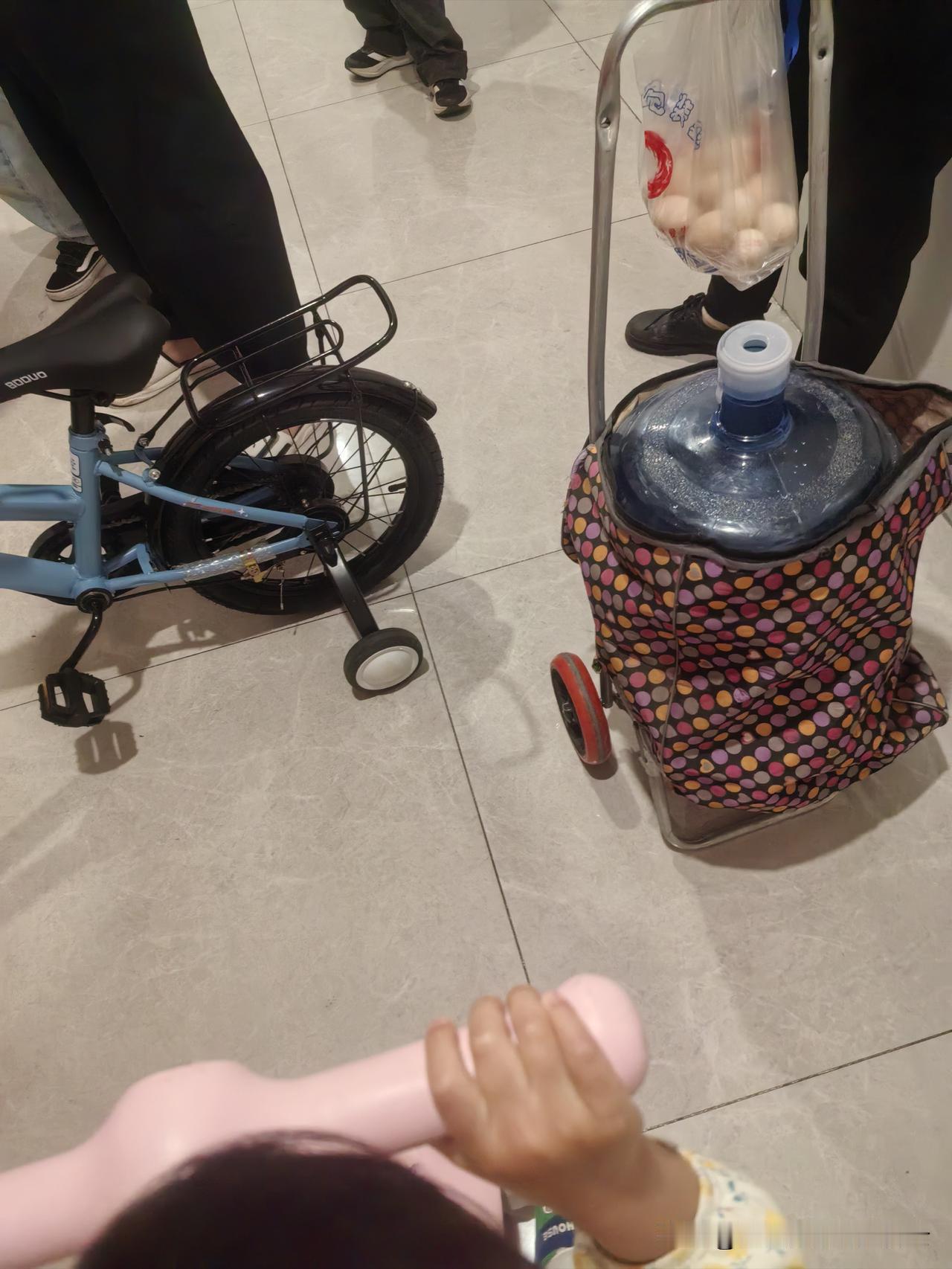 下午进电梯碰到一位女邻居，说他们家煮饭从来不用自来水，她说自来水有一股味道，煮的