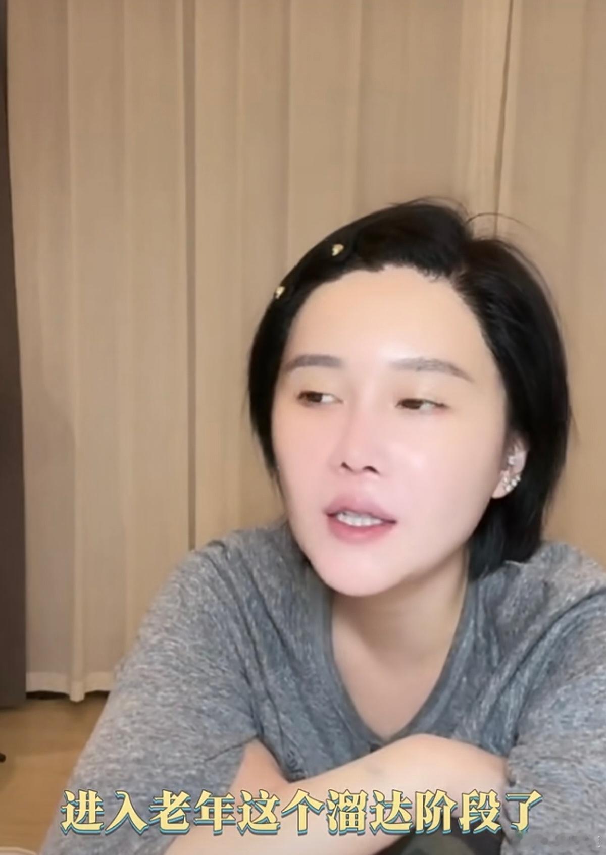 赵本山已彻底退出演艺工作赵本山女儿球球，现在已经做直播带货的网红了，她在直播间说