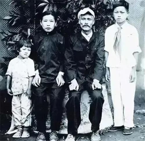 1945年，哈尔滨一对夫妇顶着“汉奸”的骂名收养了侵华日军的遗孤。然而，40年后