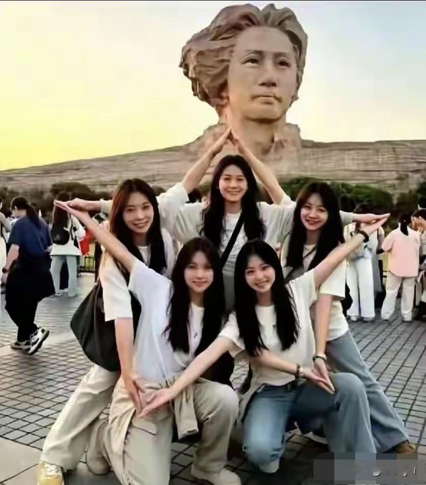 五位重庆女孩在橘子洲头伟人塑像前摆出五角星造型，让人动容！
5个女孩身子站得挺，