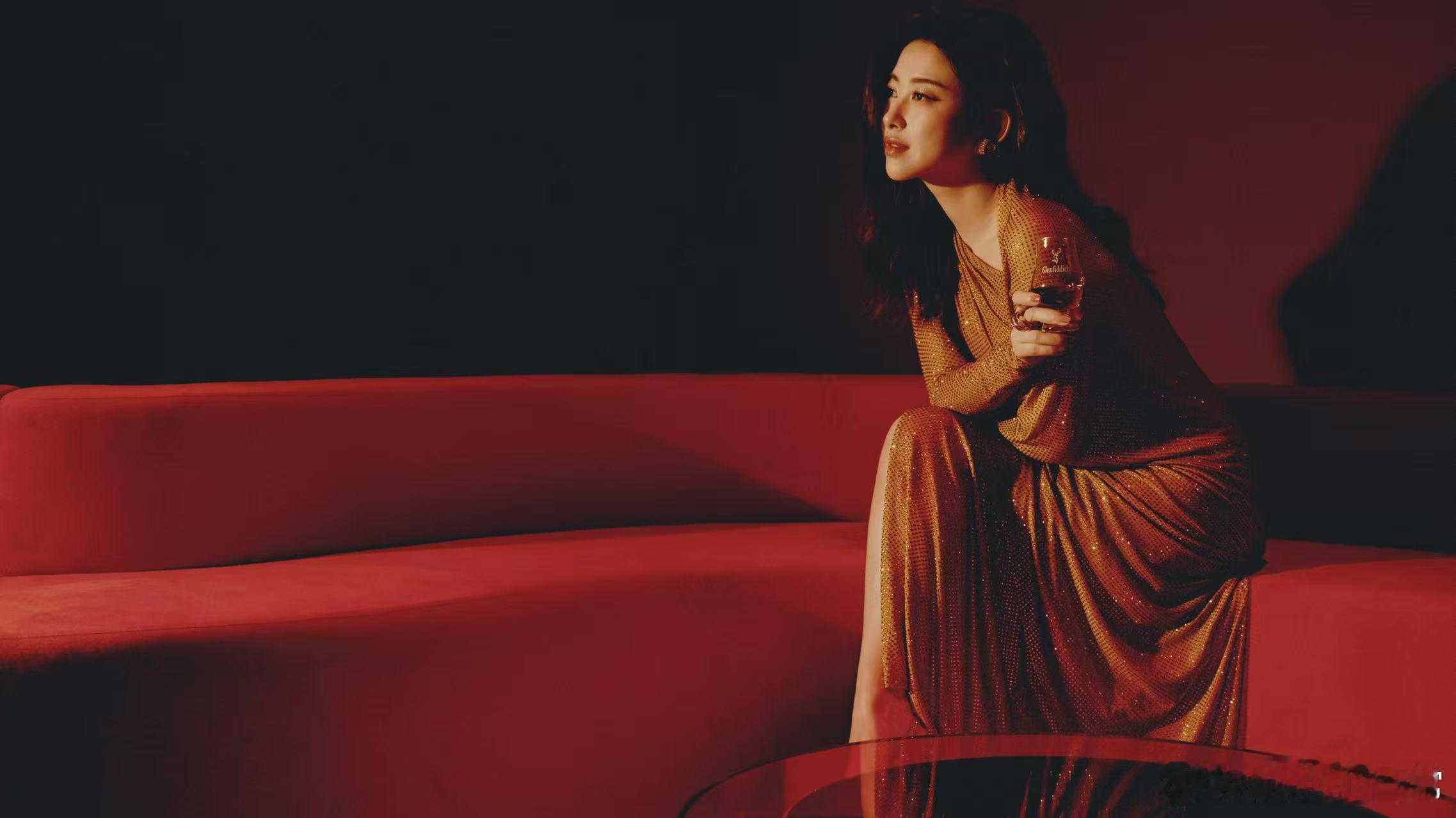 朱珠这组图把氛围感狠狠拿捏了！🤩眉眼含韵自带风情，贵气感溢出屏幕，越看越有韵味