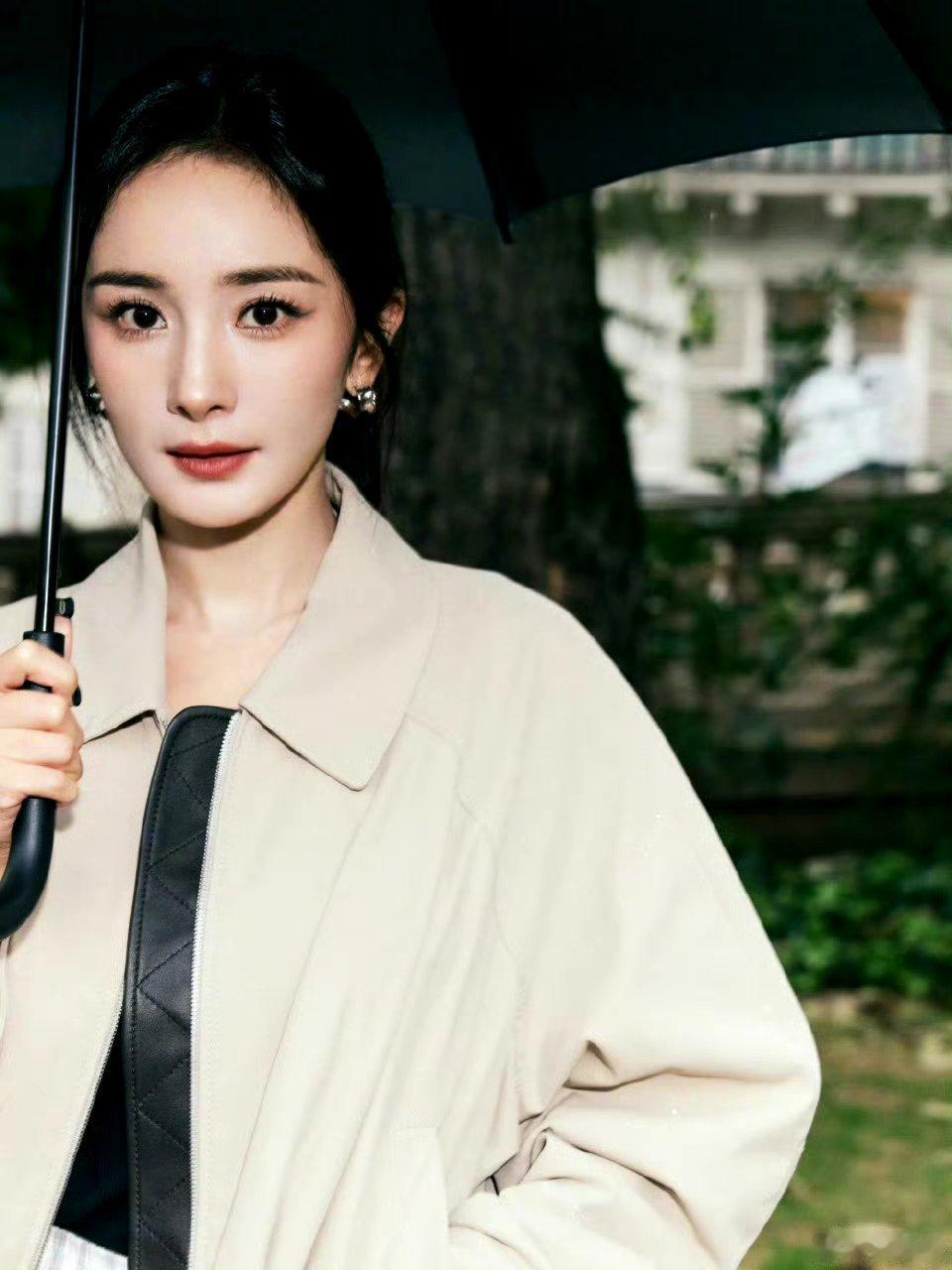 #杨幂巴黎雨中漫步#好有氛围感，喜欢[举花铃] ​​​
