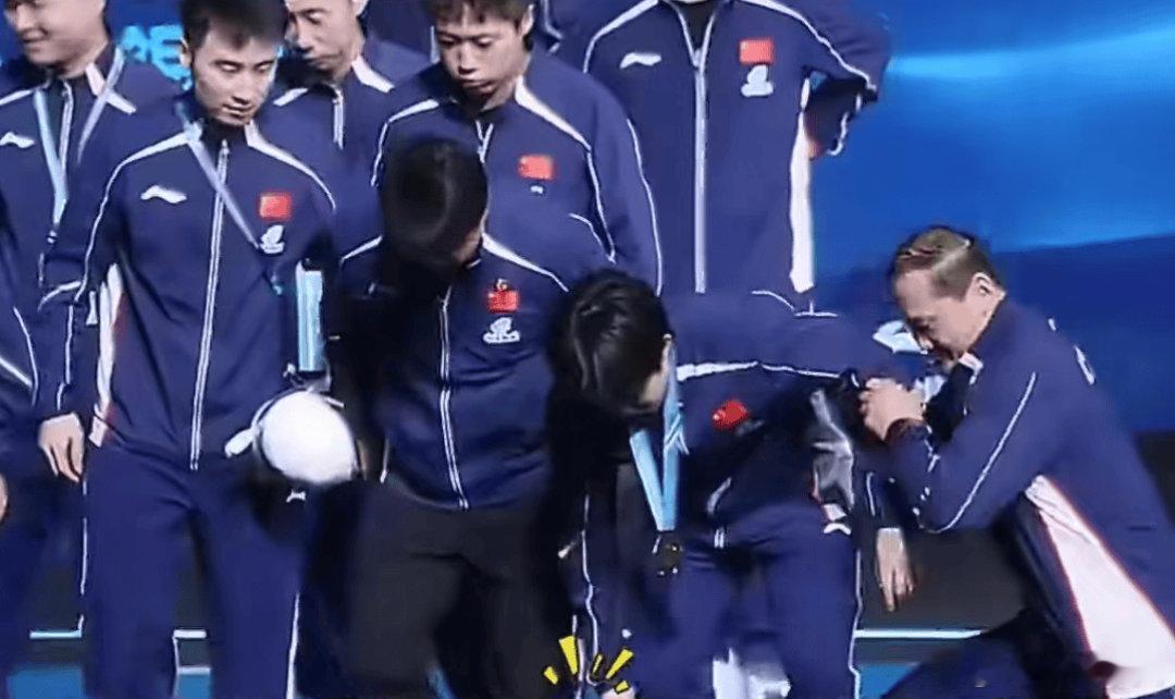 王楚钦紧急就医王楚钦伤情曝光 突发！王楚钦紧急就医！满身旧伤曝光，球迷：看着太揪