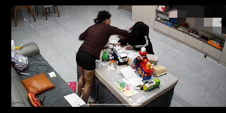 湖南，男子发视频吐槽：自己夫妻两个在外地务工，老妈在家带孙女，小孩写作业拖沓，趴