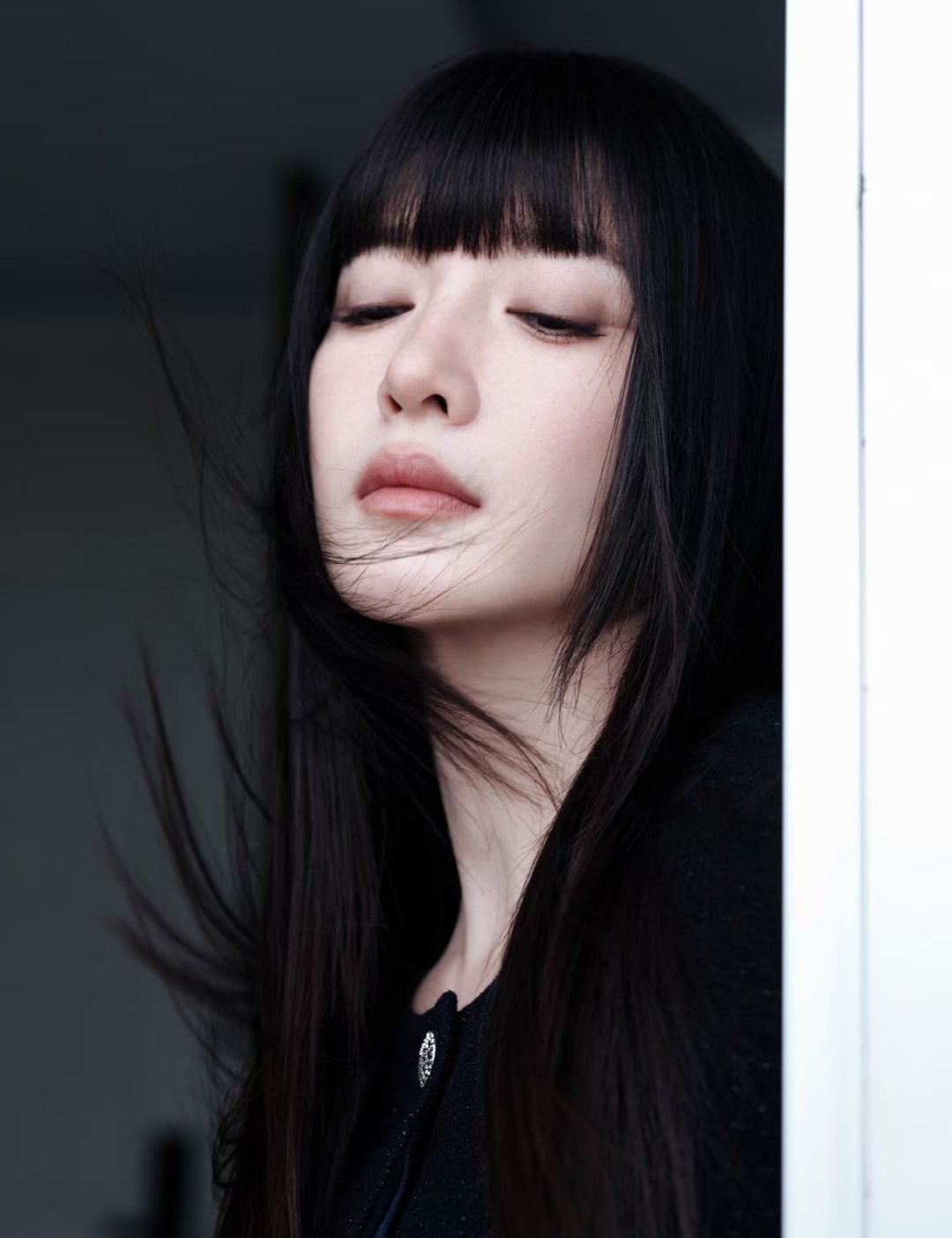 江疏影的一组齐刘海+黑色时尚穿搭图～ 