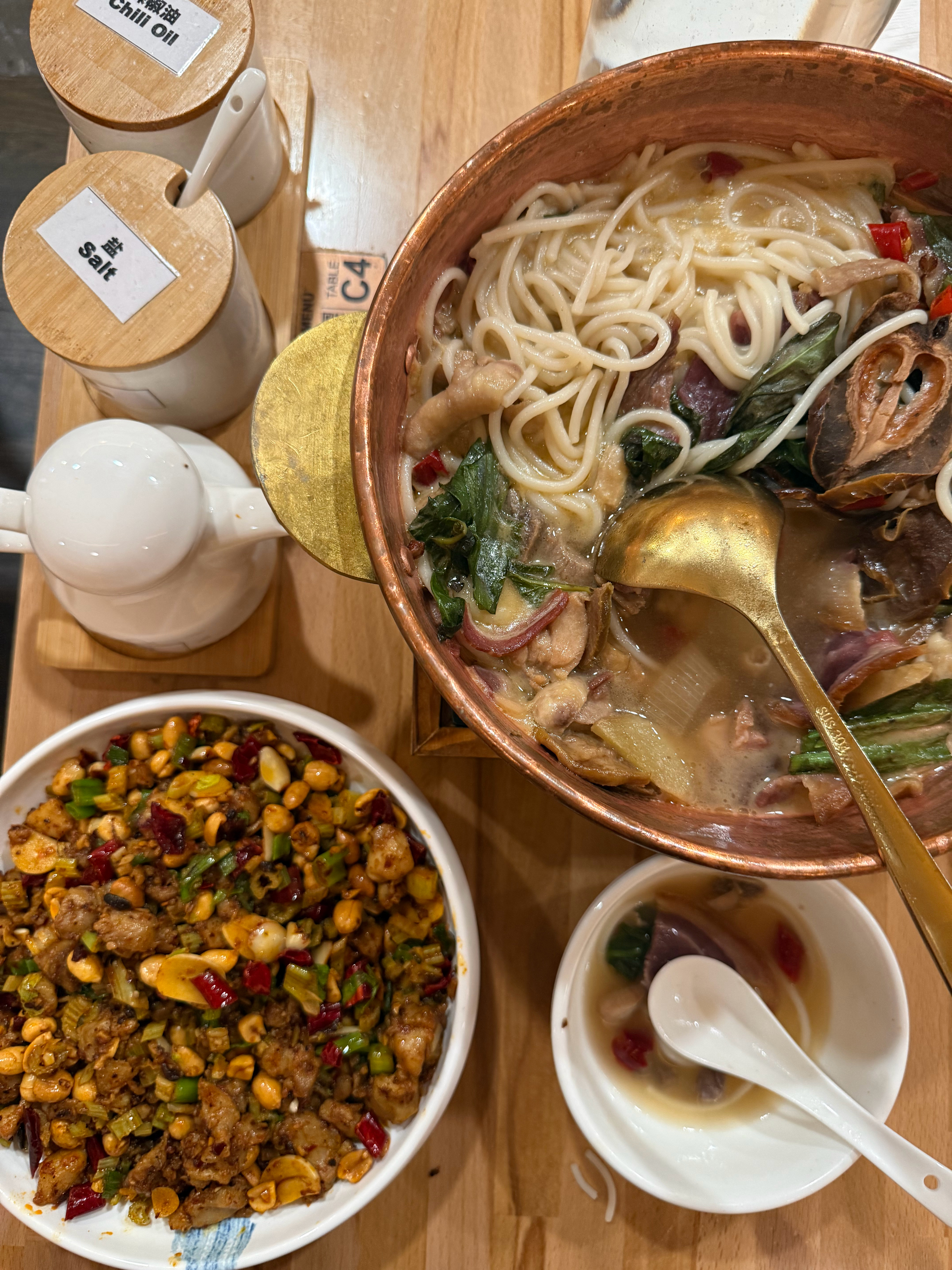 马马花园 回纽的两天日记：-一人食了个大锅米线-头发竟然可以扎起来了，得去剪了！