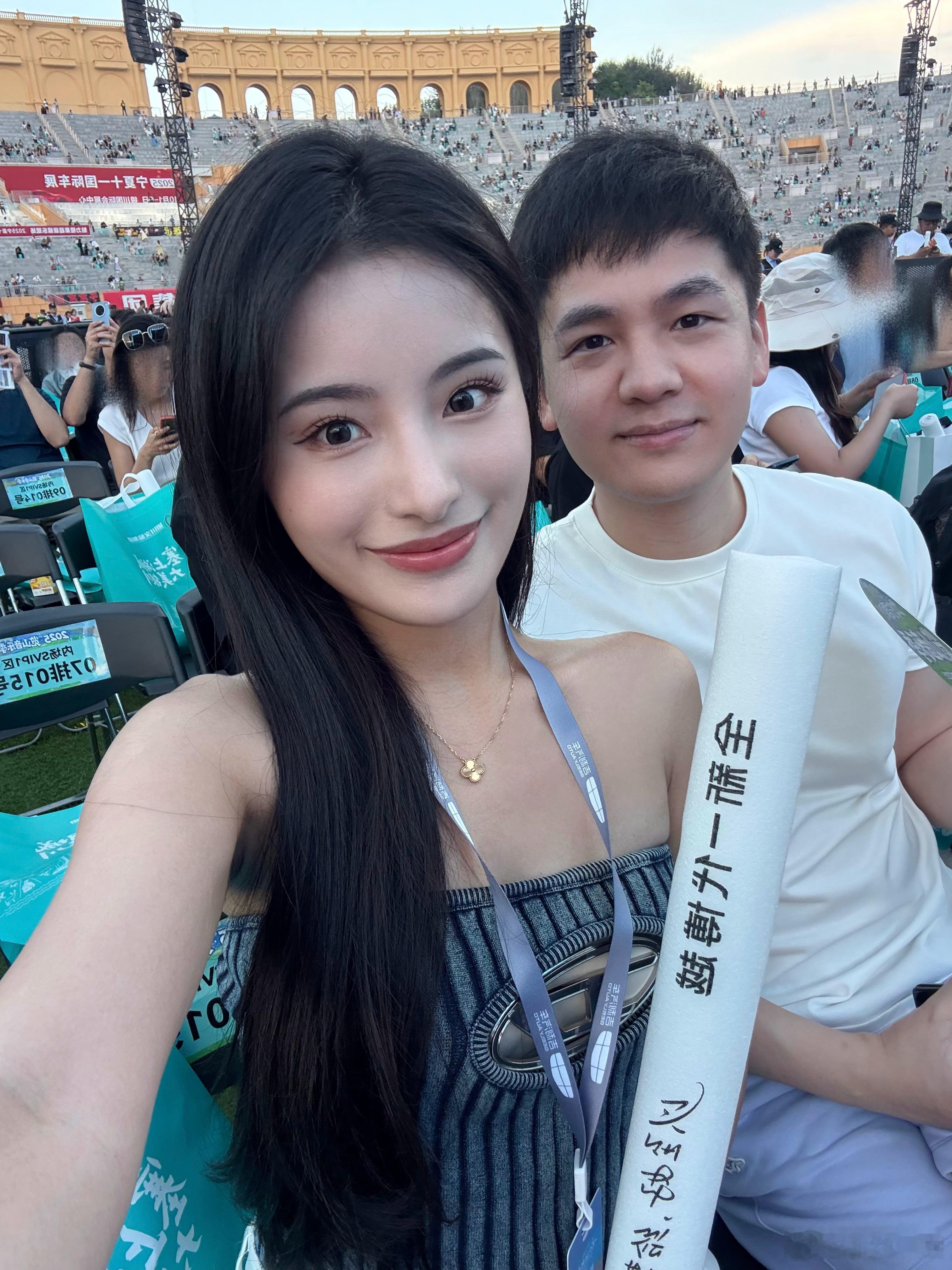跟着吉利博越来览山音乐节耍啦～[打call][打call]见到了胡夏、张远、张信