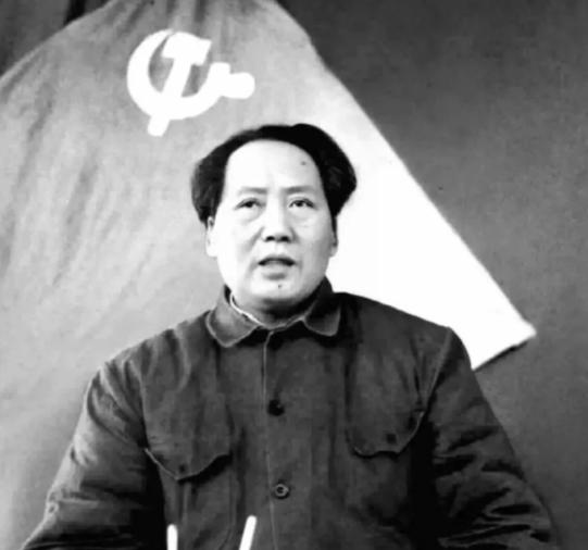 有一次，一位西方记者采访毛主席，问了一个让众人为难的问题，“主席先生，新中国建立