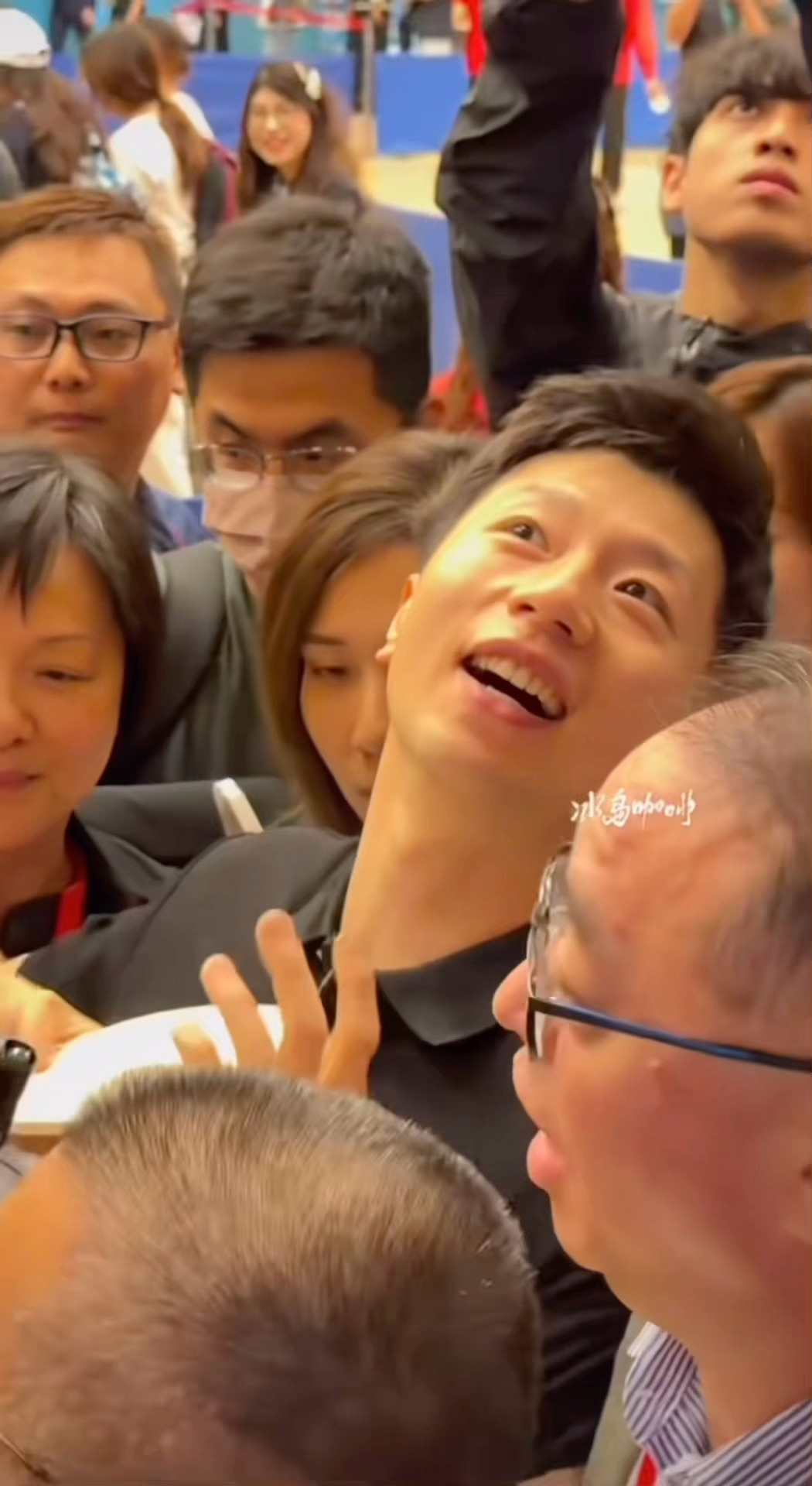 所有人去欣赏这个视频…..好美啊啊啊啊啊马龙 心软的神 网页链接 复制后打开【小