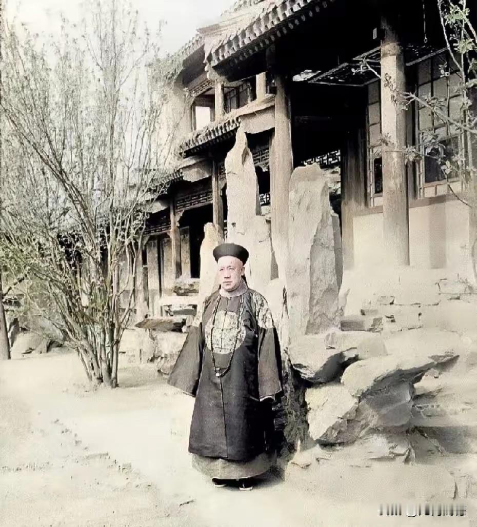 肃亲王善耆，身材不是很高，在这身衣服的衬托下，身材显得更矮了！当时能够留下照片的