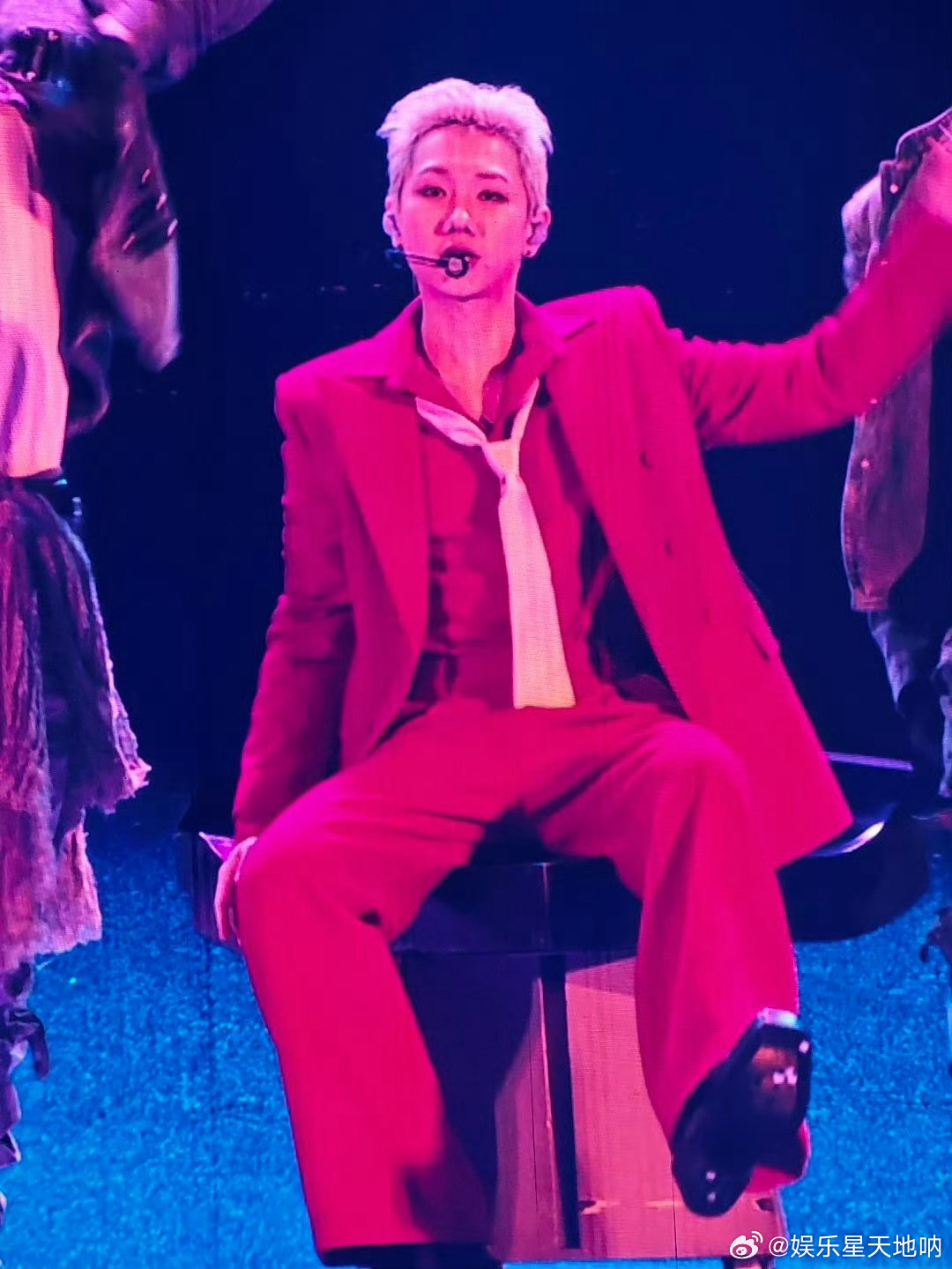 汪苏泷西服和苏泷本人一样红沈阳演唱会的雨丝落在红西装上泛着细碎光泽，汪苏泷动作利