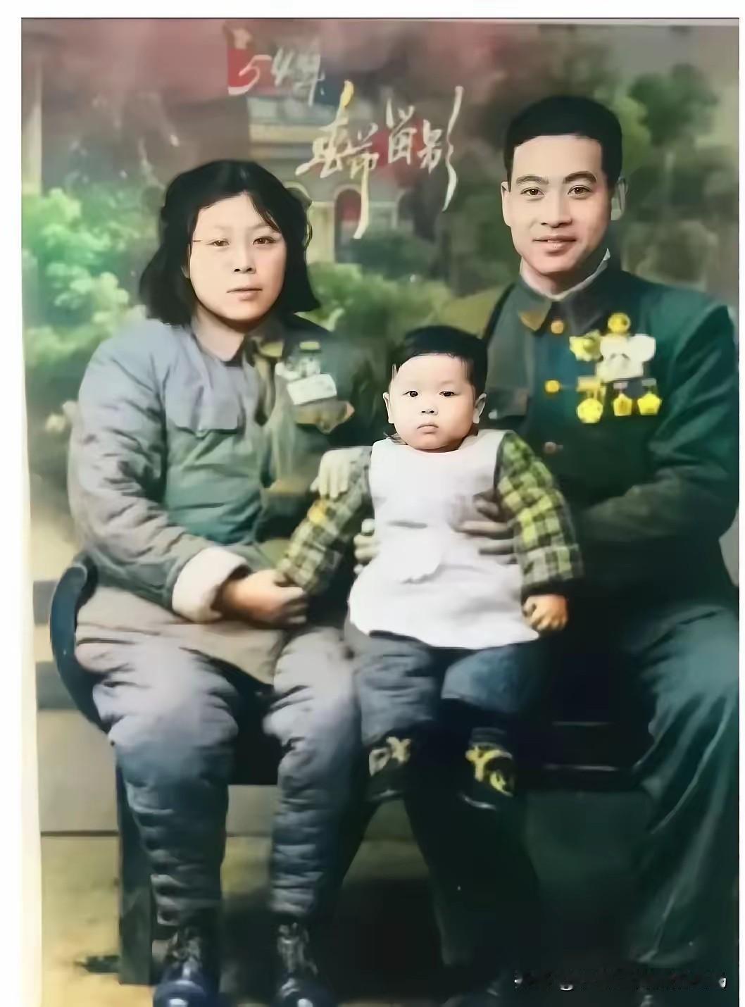 这张合影定格了英雄的温情与荣光，我会结合高炮三师在朝鲜战场的真实战史，挖掘吴忠泰