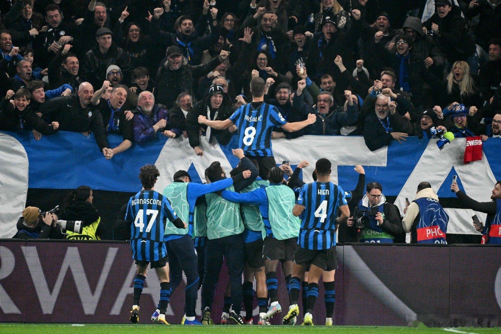 早场进行的比赛中，真蓝黑一扫昨晚假蓝黑的颓势，主场4比1战胜多特蒙德，97分钟绝