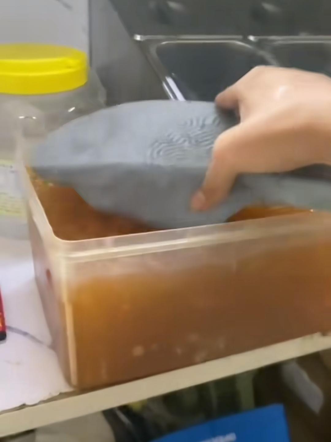 不敢喝奶茶了，
店员拿珍珠奶茶洗手，洗拖鞋。
广东深圳奶茶店员工将拖鞋放进珍珠配