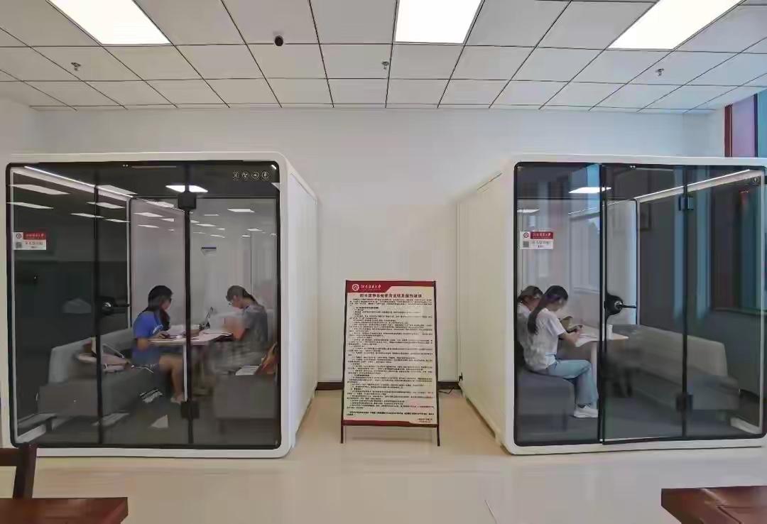 图书馆里最安静的地方，现在允许你出声：人大把朗读亭全拆了，改成能打电话、能面试的