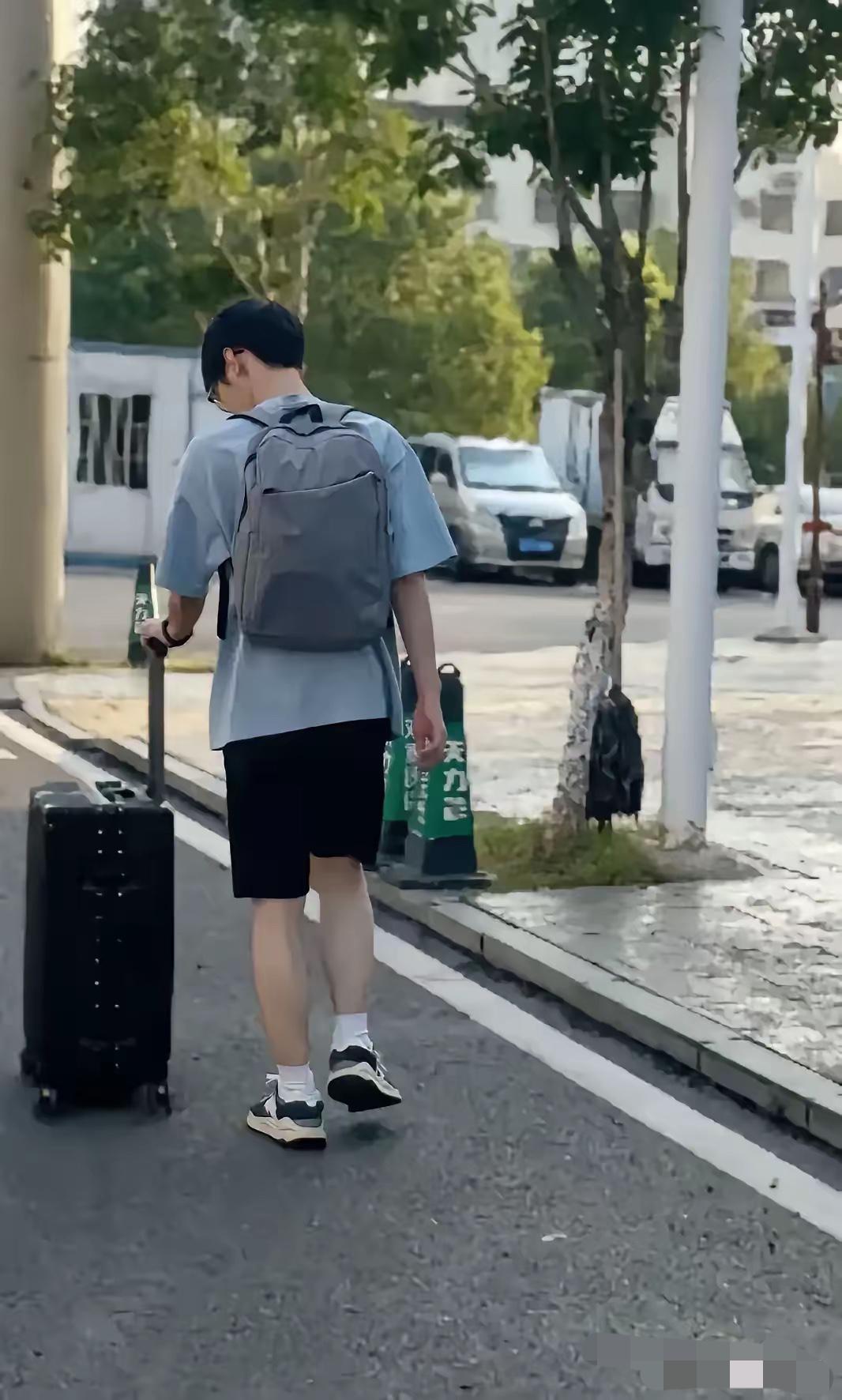 高考刚停笔，儿子的“账单”就递到了饭桌上：换新款手机、配高配电脑、报驾照班，还要