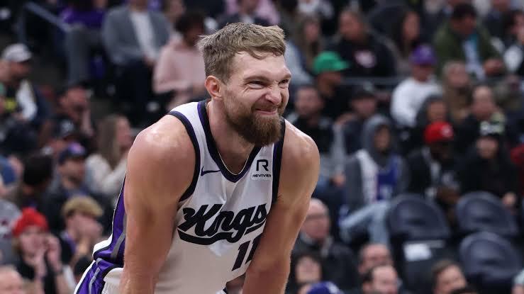 国王队战绩虽然很烂，但主教练位置本赛季大概是稳的。
近10战2胜8负的国王队遇上