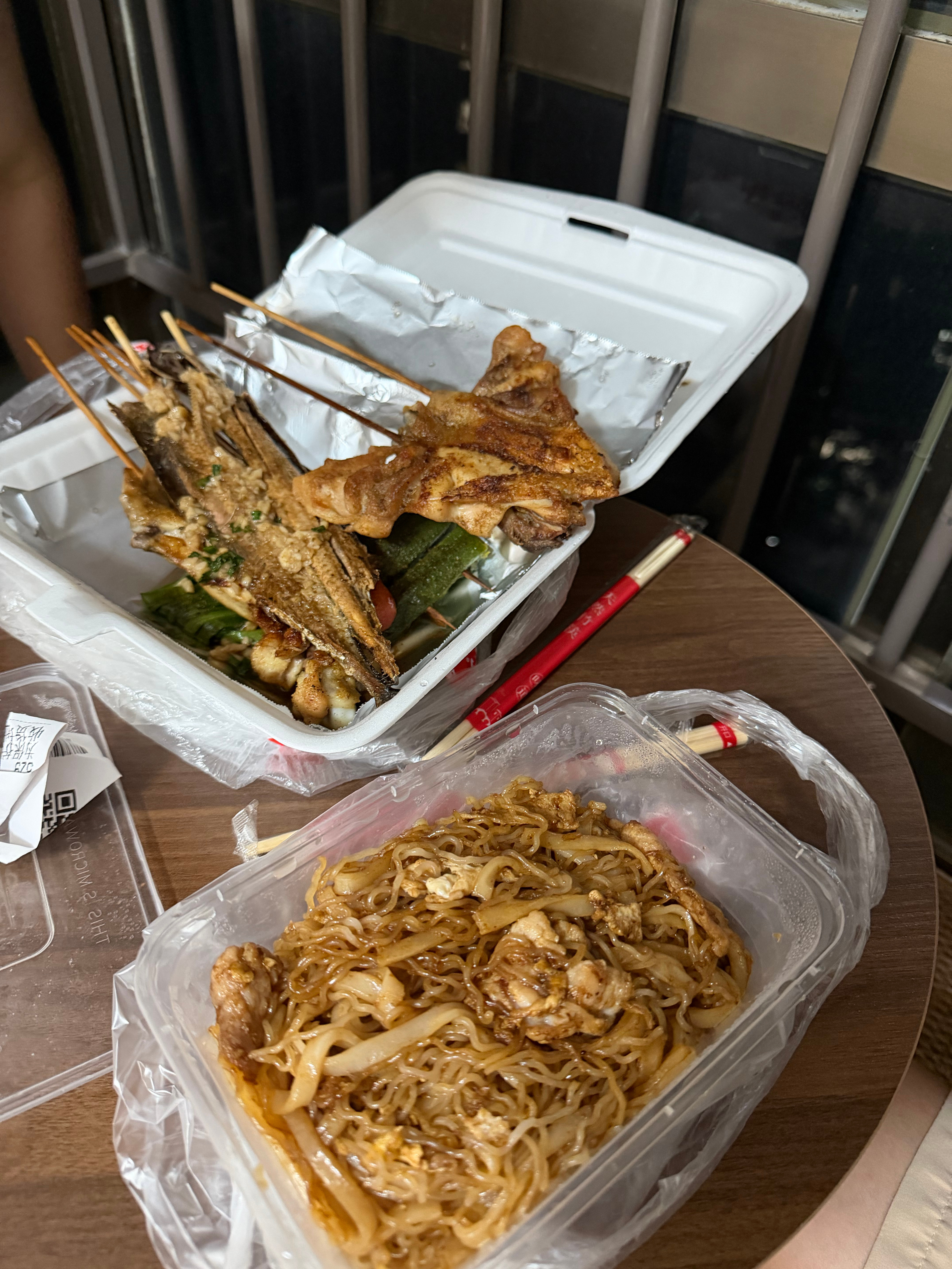 昨晚搬到新家买了一个新床垫，结果两个人认床睡着，凌晨三点还点了个外卖吃…. 