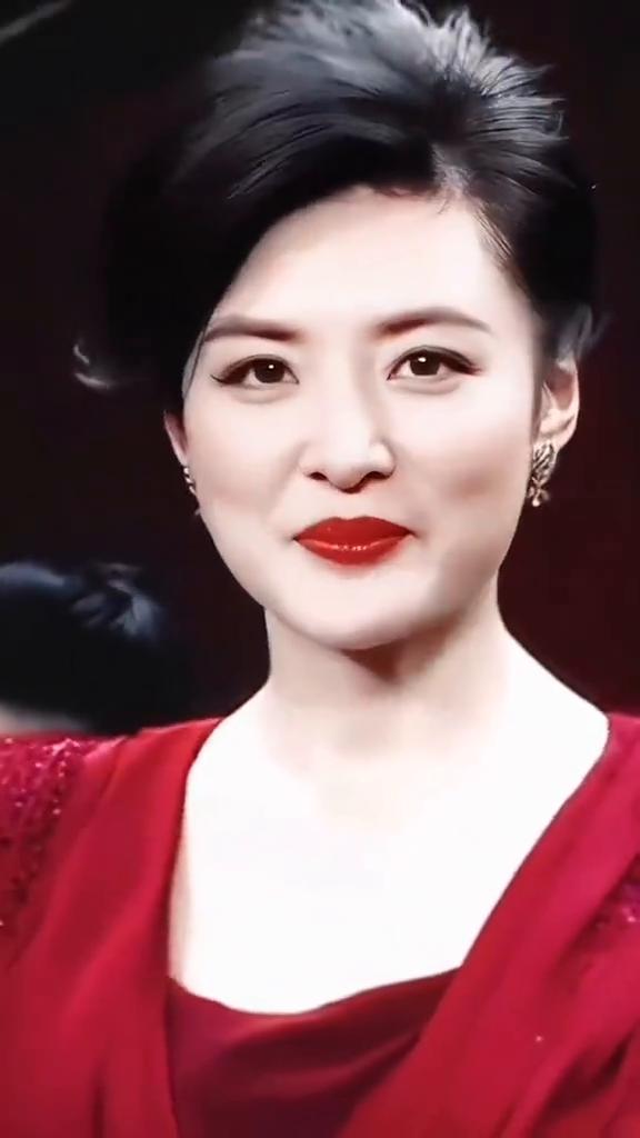中央四朵金花，四选一你选谁？
第一位：周涛。第二位：朱迅。第三位：董卿。