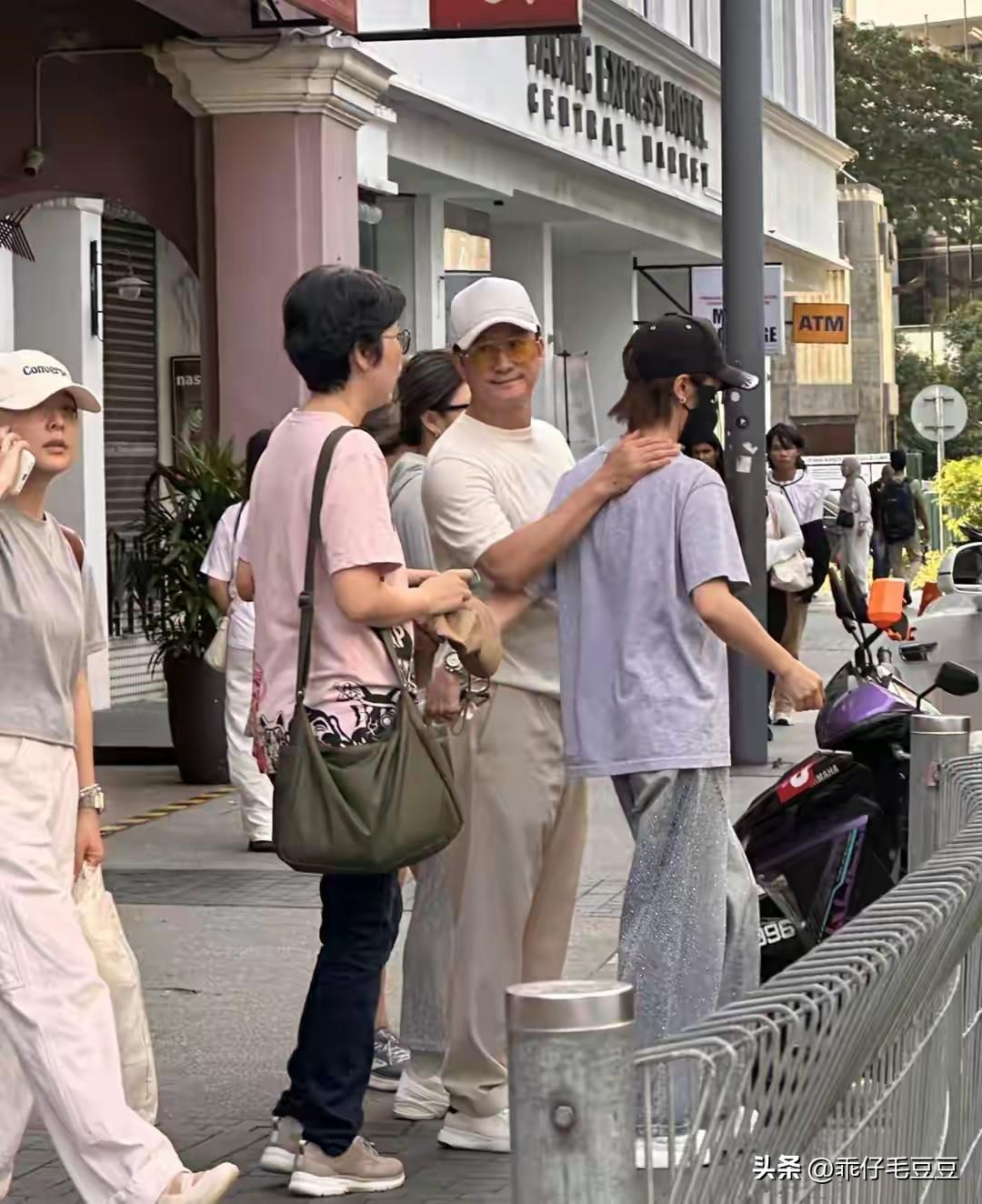 有网友在马来西亚偶遇度假的吴京谢楠一家。
真看不出来，吴京已经52岁了！整体状态