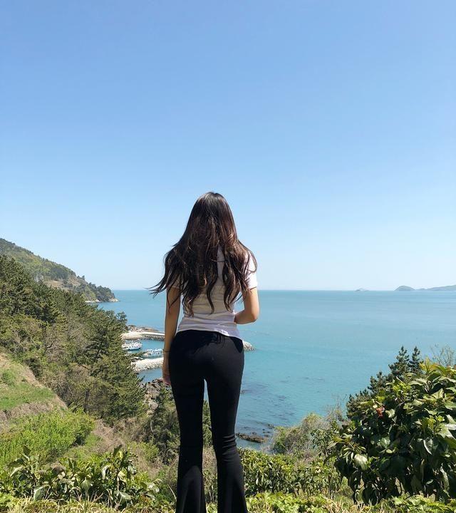 我就纳了闷了！我隔壁的胜利油田某小区里，住着一群四川籍年轻女子，大都在三十多、四