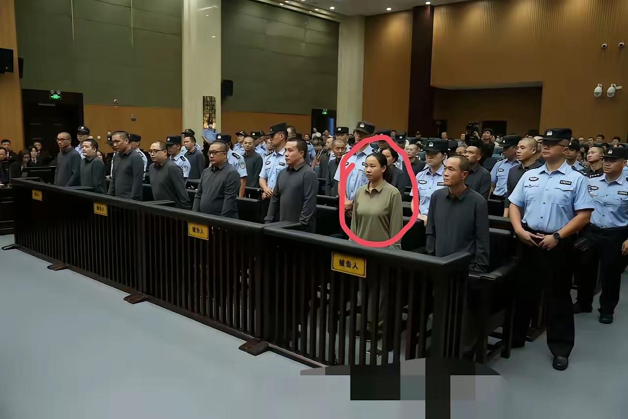 不出所料，明珍珍判了极刑。
如果在古代这恶魔不受凌迟，也要腰斩吧？
想当年“四大