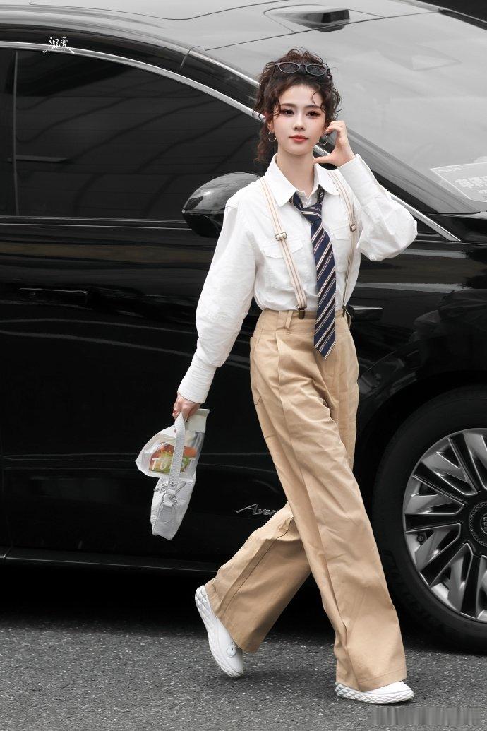 金鹤龙给白鹿化的猎心妆蔡卓妍结婚白鹿强强联合就是出神图，这个妆造既保留了鹿的清新