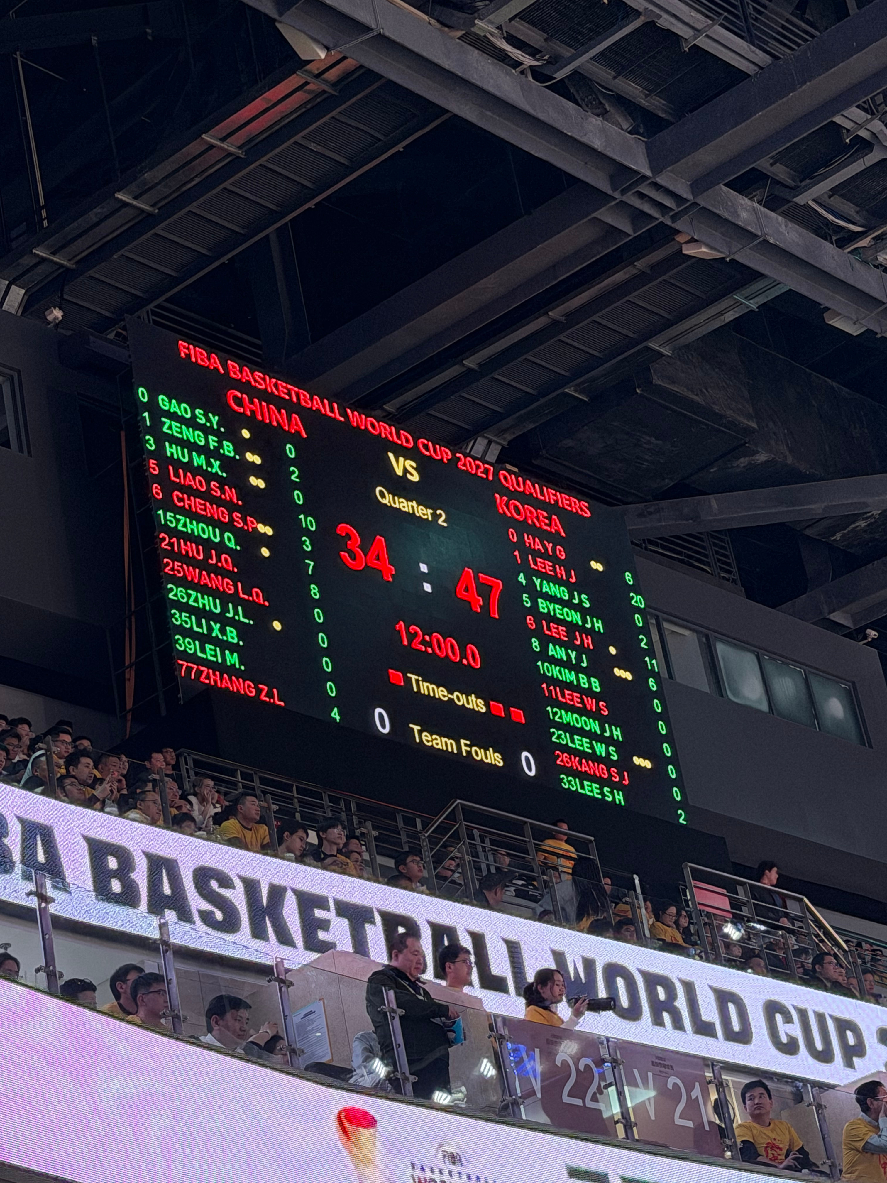 中国男篮vs韩国男篮半场结束，中国男篮34:47落后韩国男篮13分，韩国队三分太