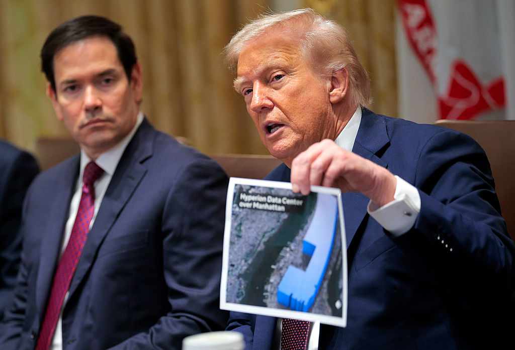 特朗普去年签了一连串行政令，把AI数据中心建设列为最优先事项之一。目标很明确：赢