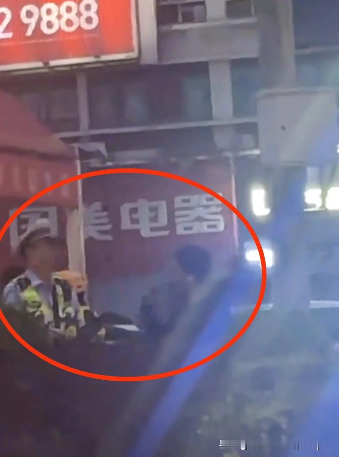 屡教不改？沃特斯骑电驴上街再次被交警拦停处罚，说了多少次了，还不改出去威，记得戴